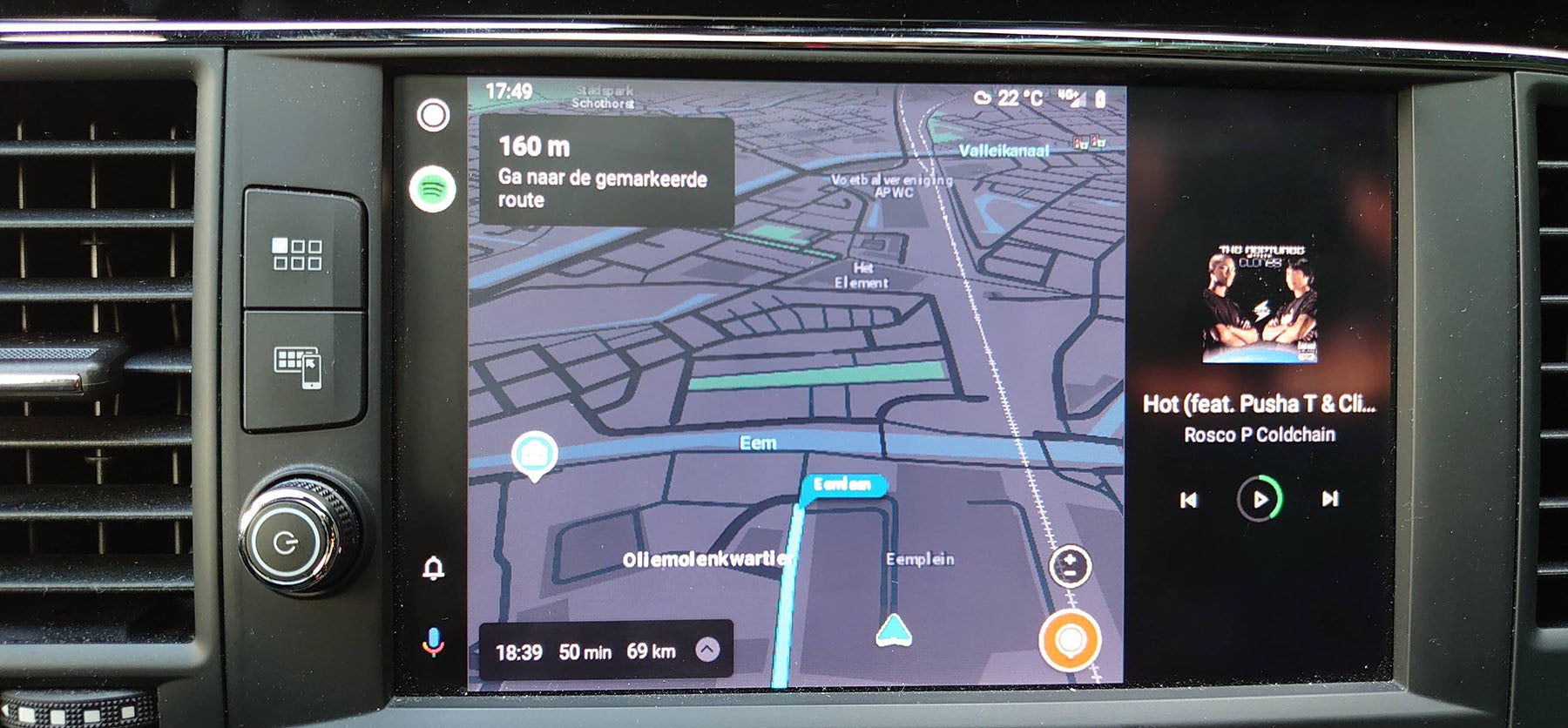 Using the Carlinkit 2air device to navigate and listen to music wirelessly in a car